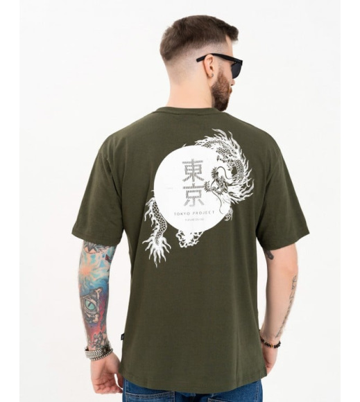 Свободная футболка цвета хаки с драконом на спине
