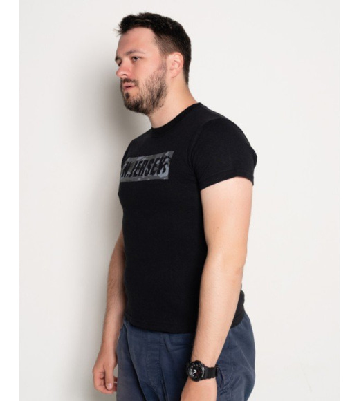 Черная мужская футболка с камуфляжным принтом