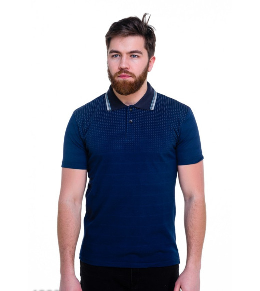 Темно-синяя футболка-поло с небольшим воротом и неярким принтом на плечах