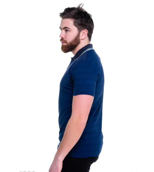 Темно-синя футболка-поло з невеликим коміром та неяскравим принтом на плечах