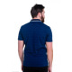 Темно-синяя футболка-поло с небольшим воротом и неярким принтом на плечах