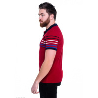 Красная мужская футболка-поло с контрастными цветными полосами
