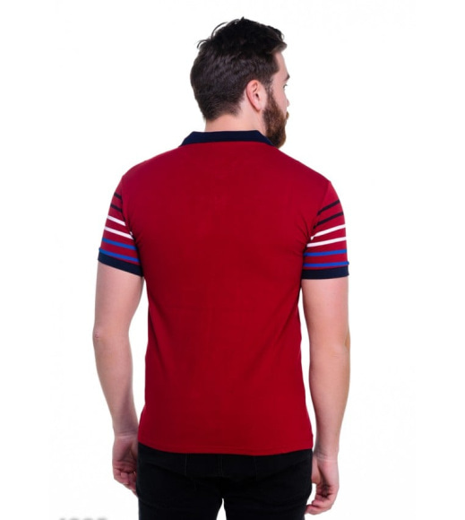 Червона чоловіча футболка-поло з контрастними кольоровими смугами