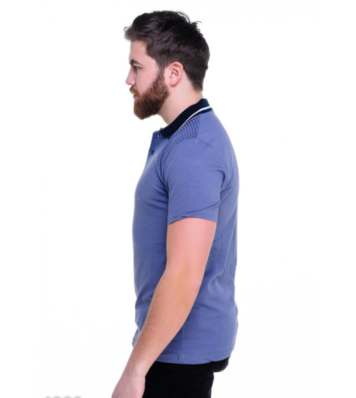 Синяя футболка-поло с небольшим воротом и неярким принтом на плечах