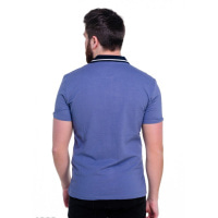 Синяя футболка-поло с небольшим воротом и неярким принтом на плечах