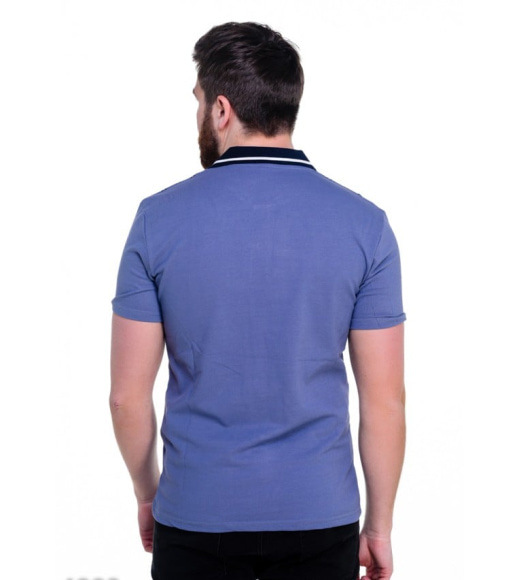Синя футболка-поло з невеликим коміром та неяскравим принтом на плечах