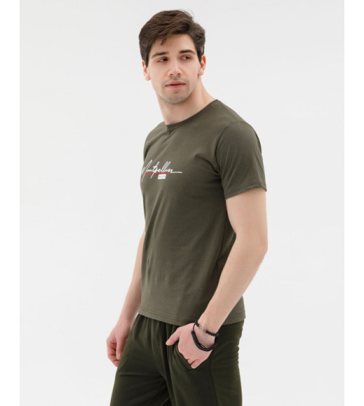 Трикотажна футболка кольору хакі з написом