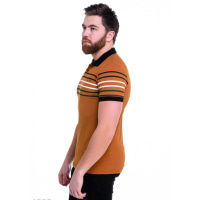 Гірчична чоловіча футболка-поло з контрастними кольоровими смугами