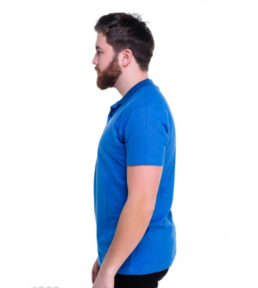 Блакитна футболка-поло з невеликим коміром та неяскравим принтом на плечах