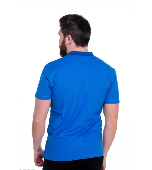 Голубая футболка-поло с небольшим воротом и неярким принтом на плечах