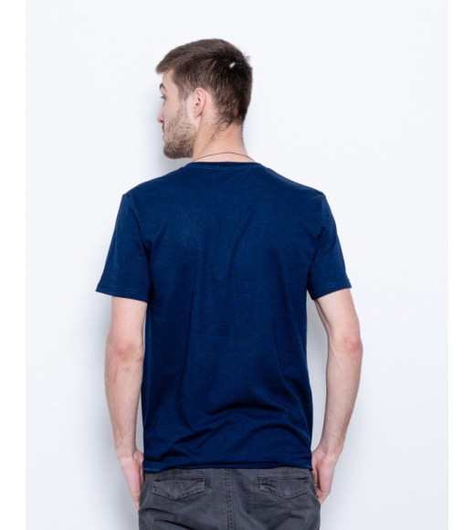 Темно-синяя тонкая трикотажная футболка с ярким принтом