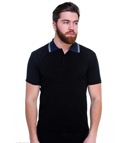 Чорна футболка-поло з невеликим коміром та неяскравим принтом на плечах