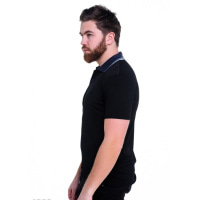 Чорна футболка-поло з невеликим коміром та неяскравим принтом на плечах