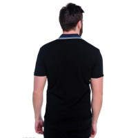 Черная футболка-поло с небольшим воротом и неярким принтом на плечах