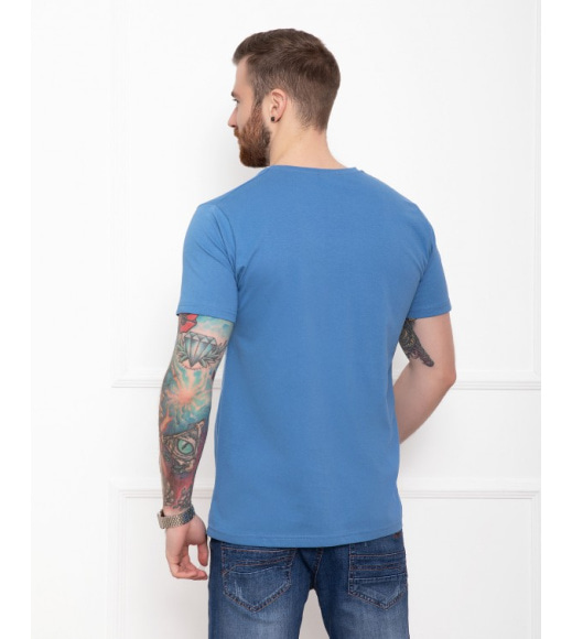 Синяя трикотажная футболка с цветным принтом