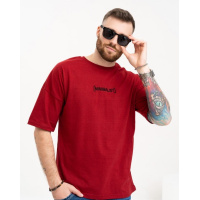 Бордовая футболка с надписью на спинке