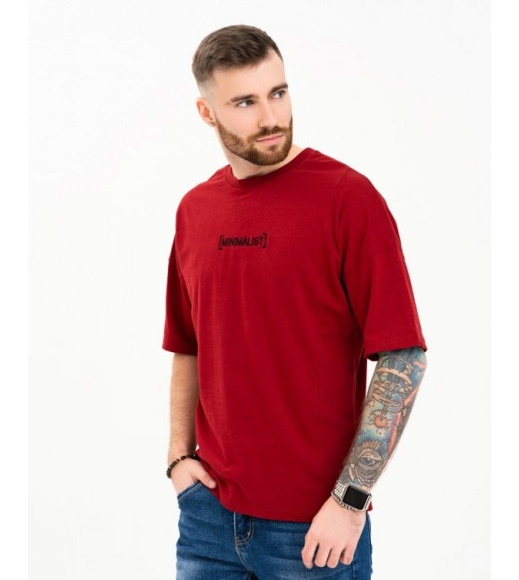 Бордовая футболка с надписью на спинке