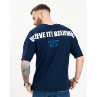 Синяя футболка с надписью на спинке