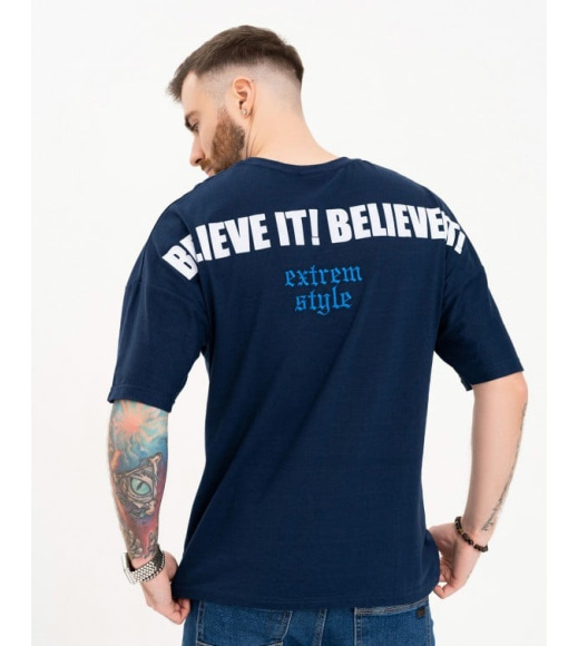 Синяя футболка с надписью на спинке