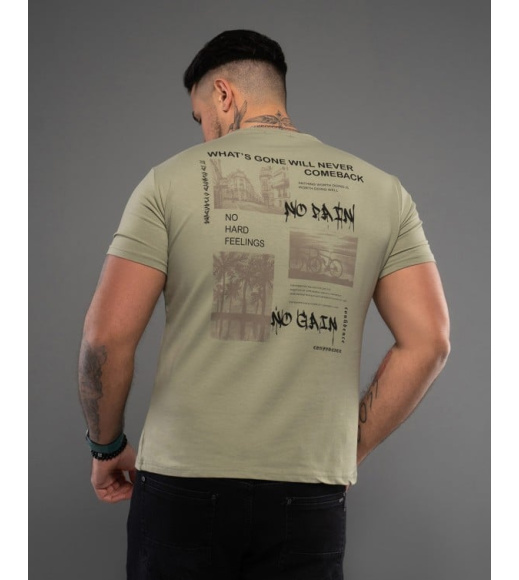 Трикотажная оливковая футболка с принтом на спинке