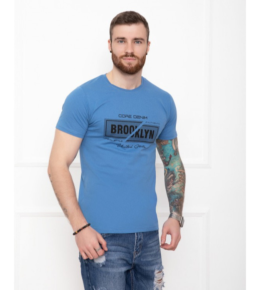 Синяя трикотажная футболка с надписями