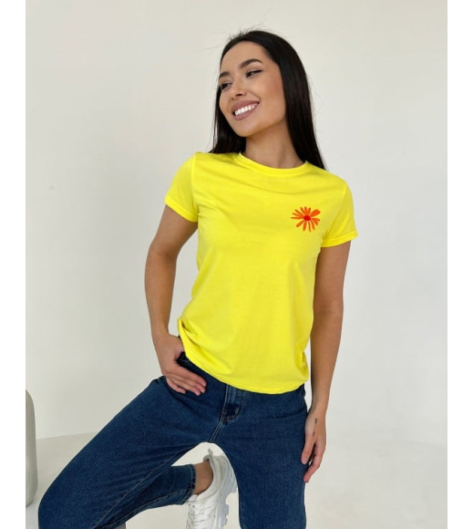 Желтая трикотажная футболка с цветочком