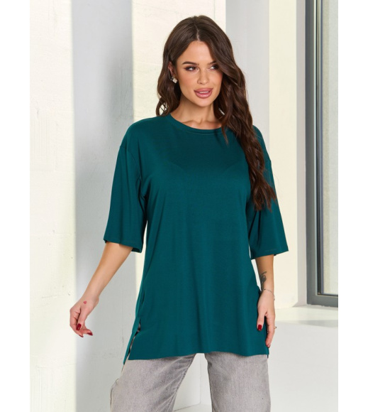 Свободная темно-зеленая футболка с разрезами