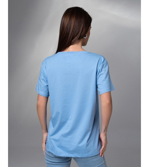 Голубая футболка с блестящей надписью
