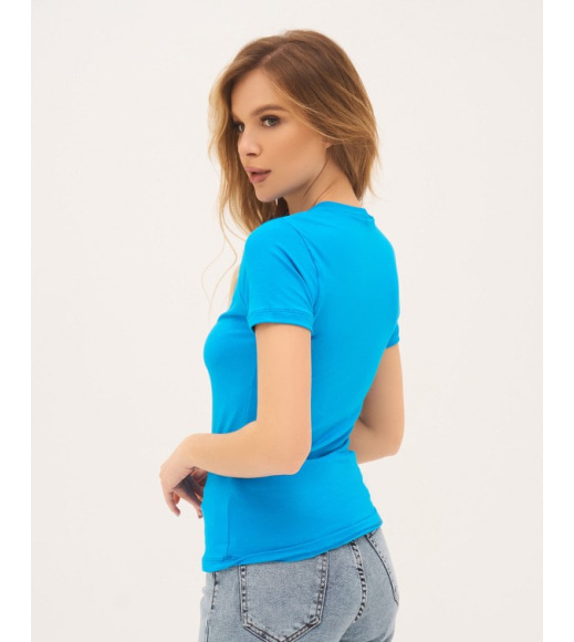 Блакитна еластична футболка з принтом