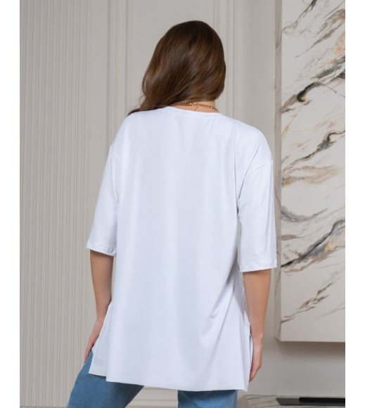 Белая удлиненная футболка с надписью