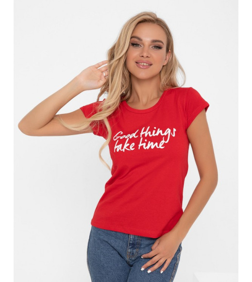 Червона трикотажна футболка з написом