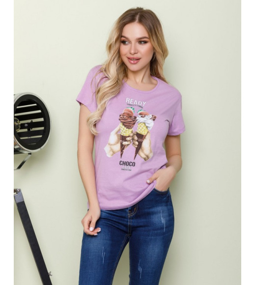 Сиреневая футболка с крупным цветным принтом