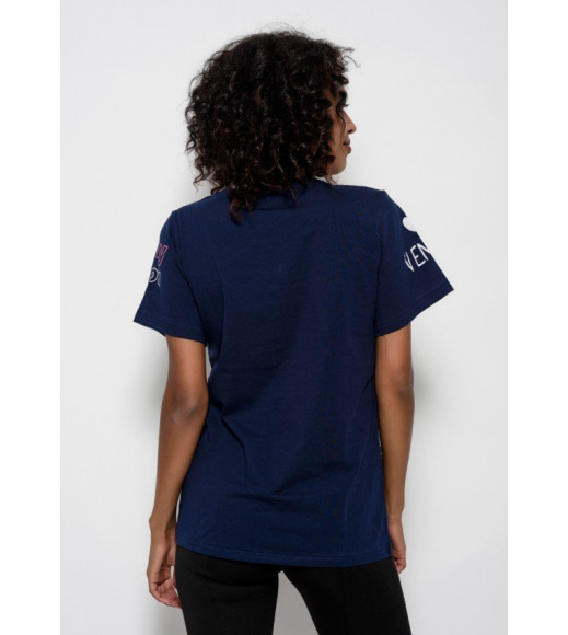 Темно-синяя трикотажная удлиненная футболка с принтом, стразами и жемчугом