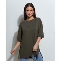 Свободная футболка цвета хаки с разрезами