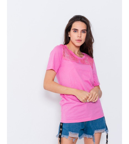 Розовая трикотажная футболка с кружевными вставками
