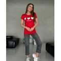 Красная трикотажная футболка с сердечками и надписью