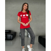 Красная трикотажная футболка с сердечками и надписью