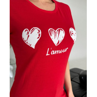 Червона трикотажна футболка з серцем і написом
