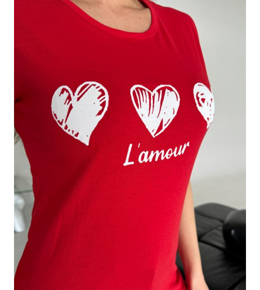 Красная трикотажная футболка с сердечками и надписью
