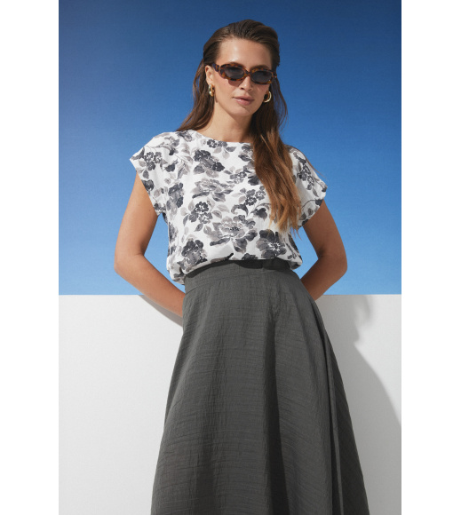 Бело-серая женская летняя футболка Seventeen 2286.6379