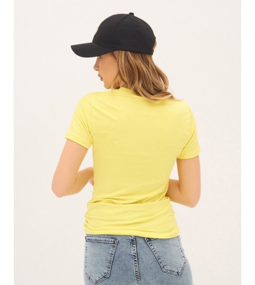 Желтая эластичная футболка с принтом