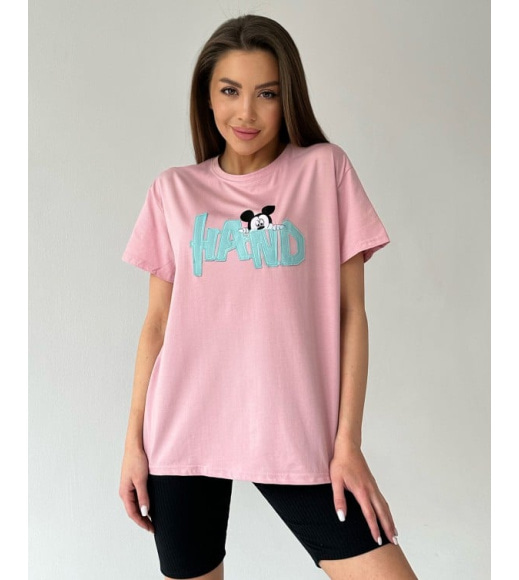 Розовая свободная футболка с нашивкой