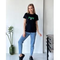 Черная футболка с декором-нашивкой