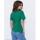 Зеленая трикотажная футболка с ярким красным принтом