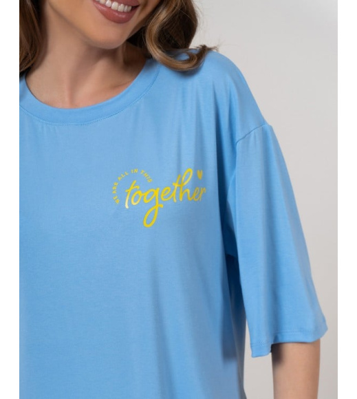 Голубая удлиненная футболка с надписью