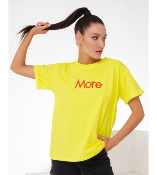 Желтая трикотажная футболка с вышитой надписью