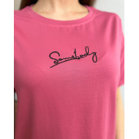 Темно-розовая свободная футболка с вышитой надписью