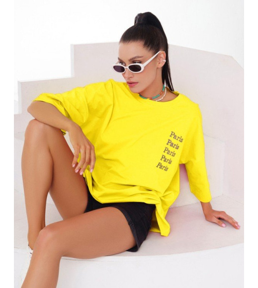 Желтая свободная футболка с яркой надписью