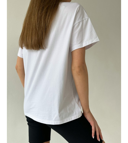 Белая удлиненная футболка с принтом