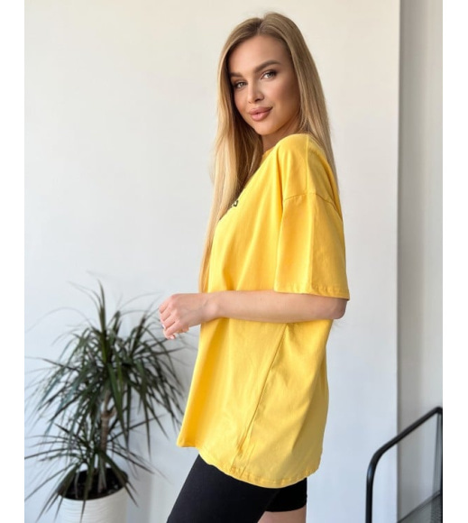 Желтая свободная футболка с нашивками